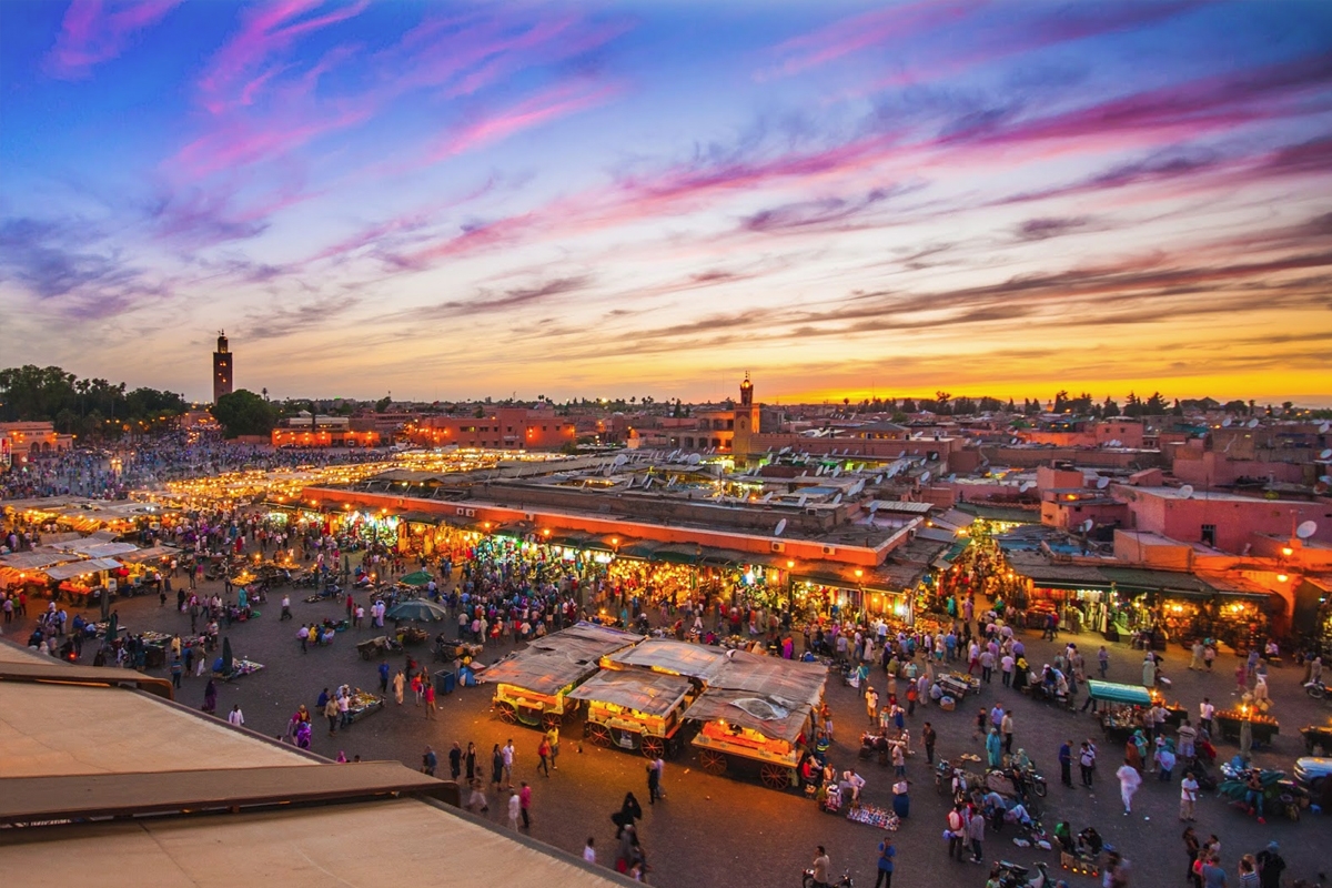 Vue animée de la place Jemaa el-Fnaa à Marrakech, avec ses souks et son patrimoine culturel.